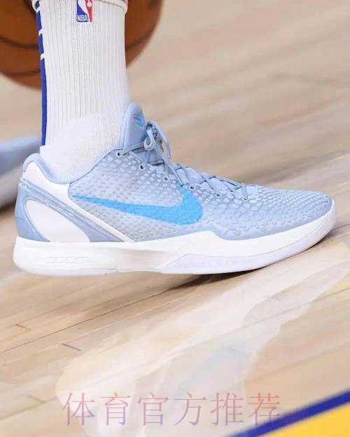 库里穿着凯特琳-克拉克专属灰蓝色科比6进行赛前热身 库里穿着凯特琳-克拉克专属灰蓝色科比6进行赛前热身